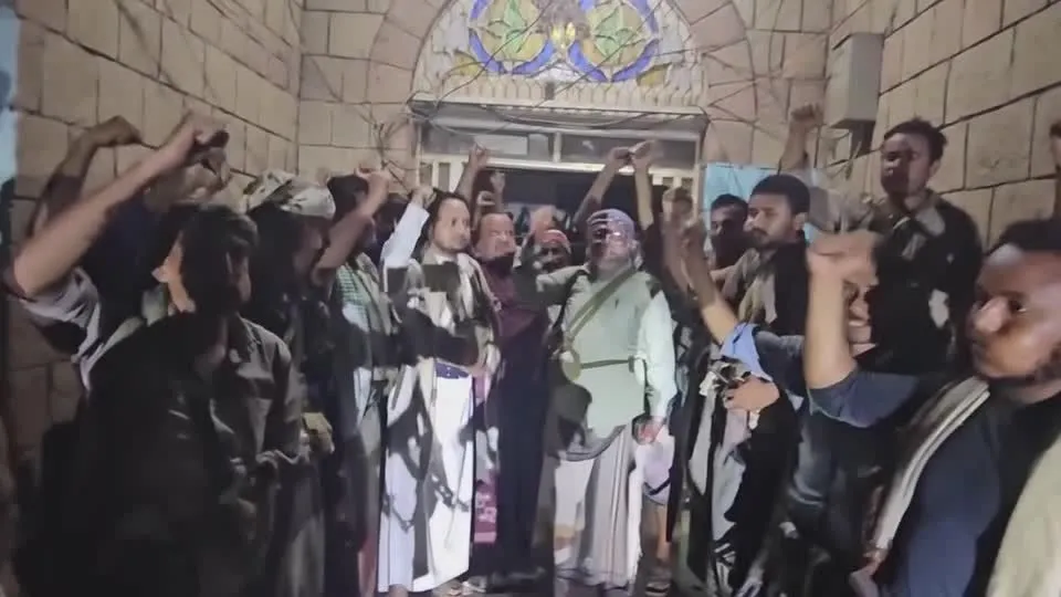 Houthis assumem controle de cidade estratégica no Iêmen
