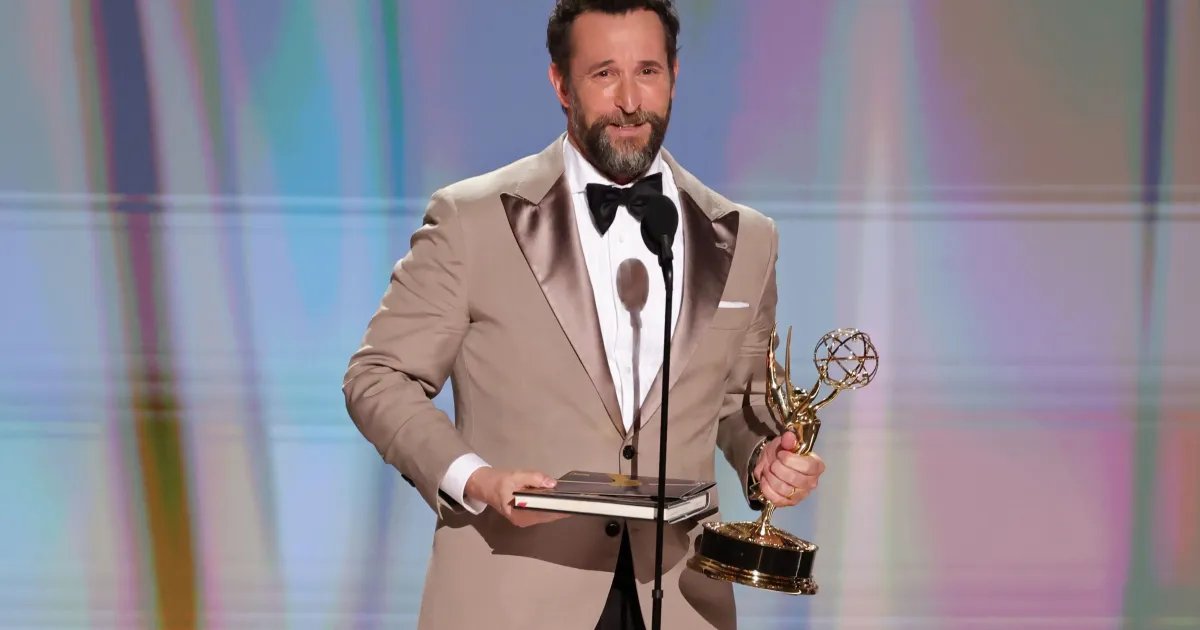 Noah Wyle classifica vitória no Emmy de Melhor Ator como “avassaladora”