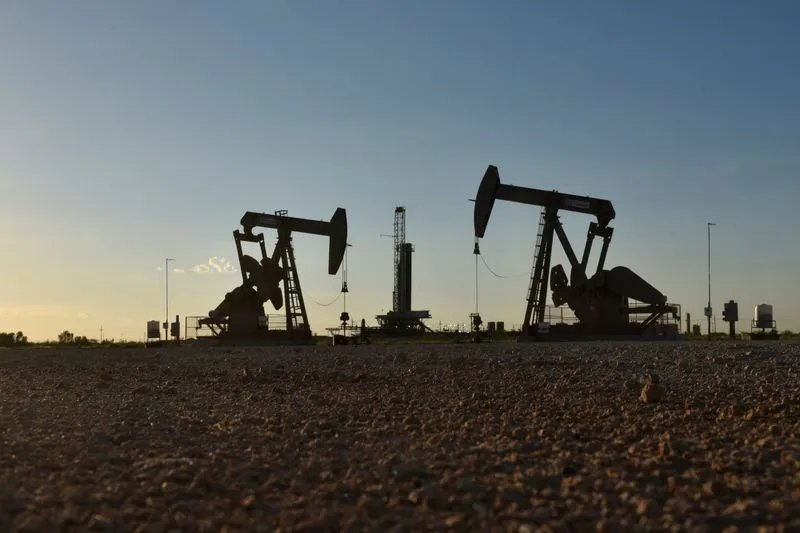 Petróleo volta a US$ 100 pela 1ª vez desde julho com conflito no Oriente