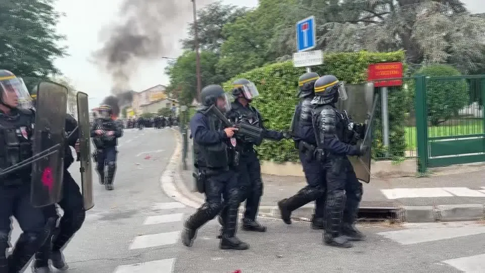 Estudantes e policiais entram em confronto na França durante protestos
