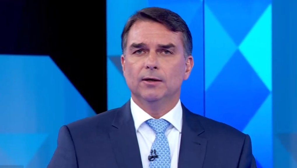 Flávio ganha direito de resposta após ser chamado de “miliciano”