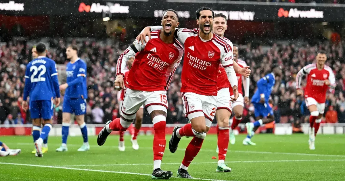 Arsenal vence com gol brasileiro e encosta no City na liderança do Inglês