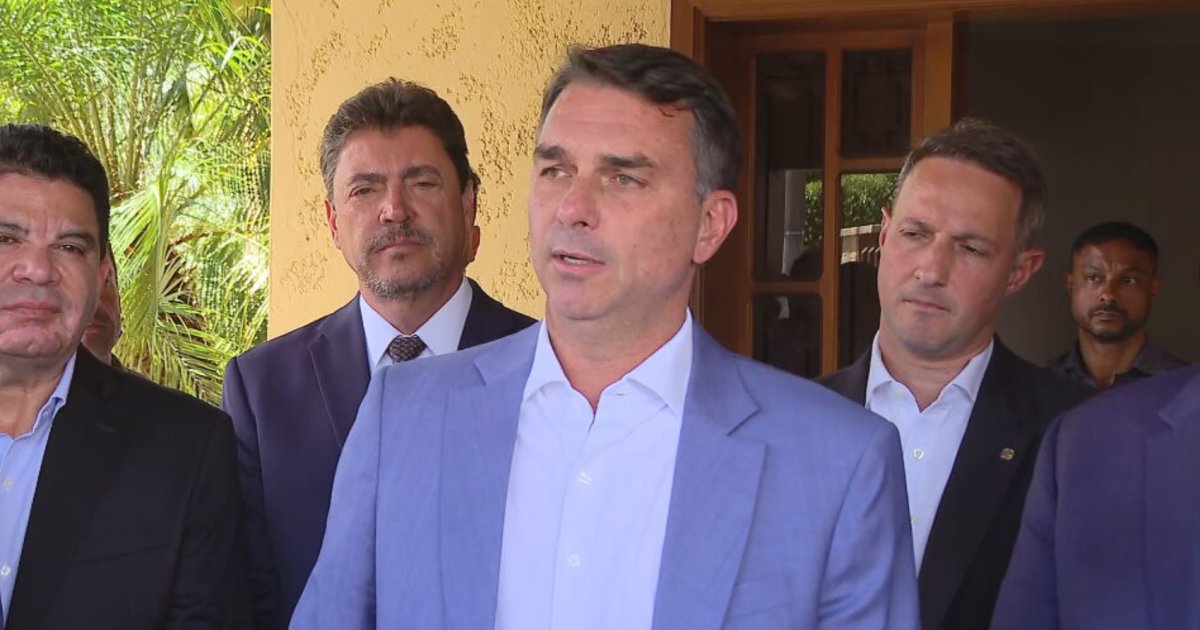 Flávio aciona TSE e acusa Janja de fake news sobre fim de programas sociais