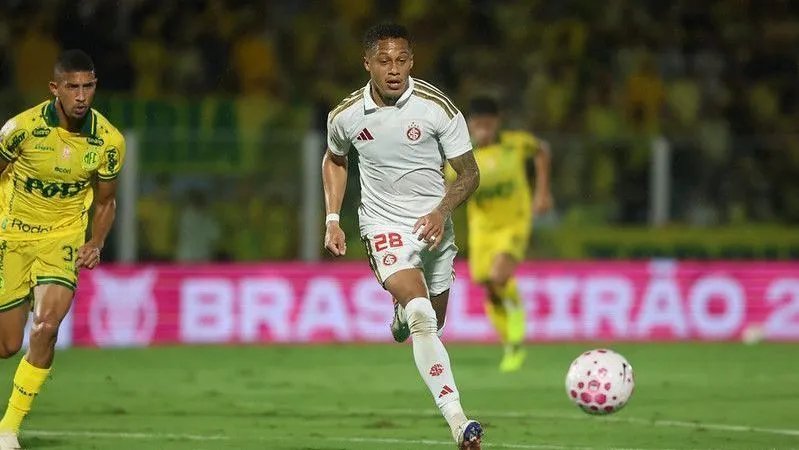 Mirassol aproveita jogador a mais, vence e mantém o Internacional no Z4