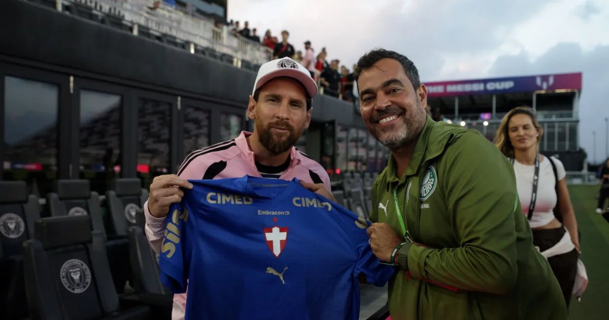 Messi recebe camisa do Palmeiras de JP Sampaio, coordenador da base