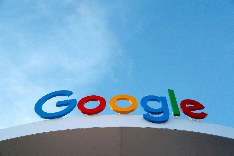 Ações da dona do Google despencam mais de 12% com temor por IA